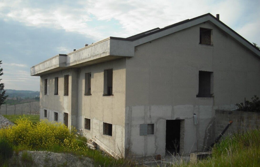 Immagine di FABBRICATO E TERRENO VIA QUERCIABELLA – SENIGALLIA (AN)