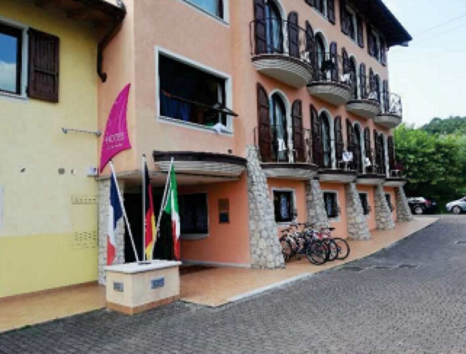 Immagine di ATTIVITÀ RICETTIVE / SCOPO COMMERCIALE VIA CATULLO – MANERBA DEL GARDA