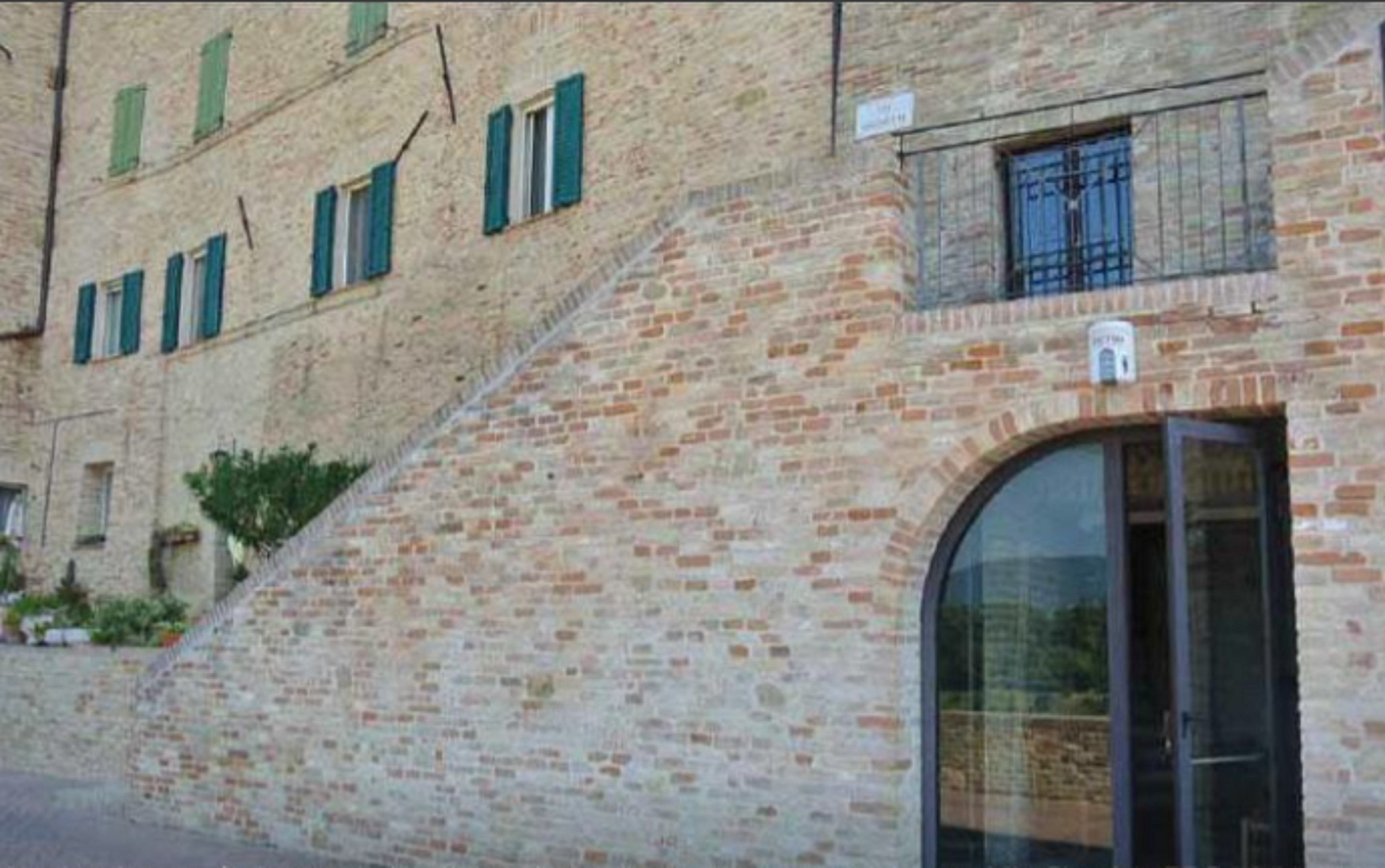 NEGOZIO VIALE UNITA' D'ITALIA TREIA  (MC) — foto 3