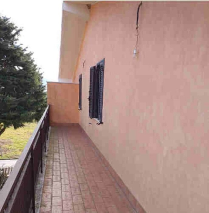 Immagine di GARAGE / POSTO AUTO VIA NAPOLI N. 175 – LARIANO