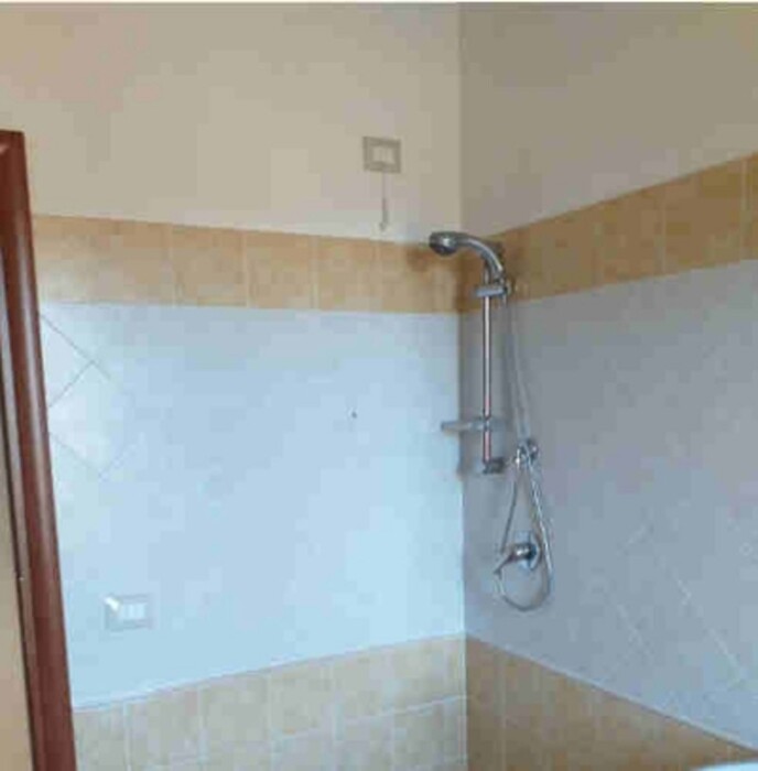 Immagine di GARAGE / POSTO AUTO VIA NAPOLI N. 175 – LARIANO