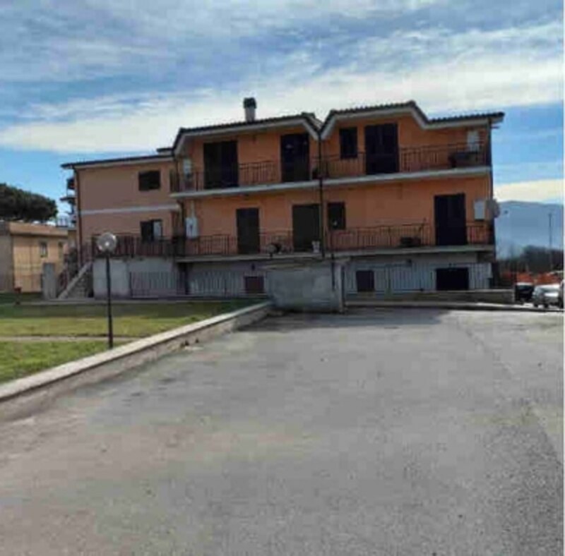 Immagine di GARAGE / POSTO AUTO VIA NAPOLI N. 175 – LARIANO