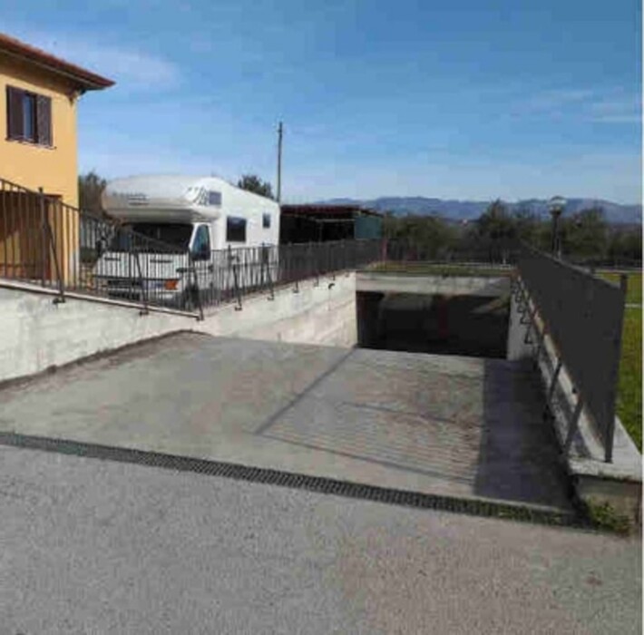 Immagine di GARAGE / POSTO AUTO VIA NAPOLI N. 175 – LARIANO