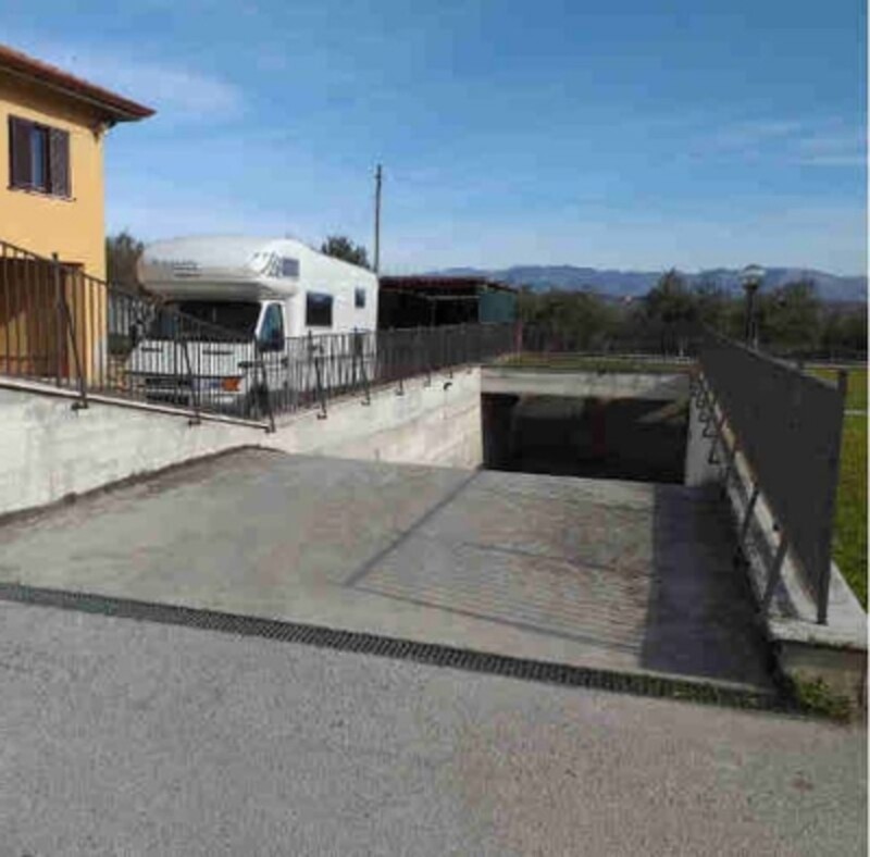 Immagine di GARAGE / POSTO AUTO VIA NAPOLI N. 175 – LARIANO