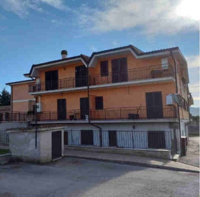 Immagine di GARAGE / POSTO AUTO VIA NAPOLI N. 175 – LARIANO