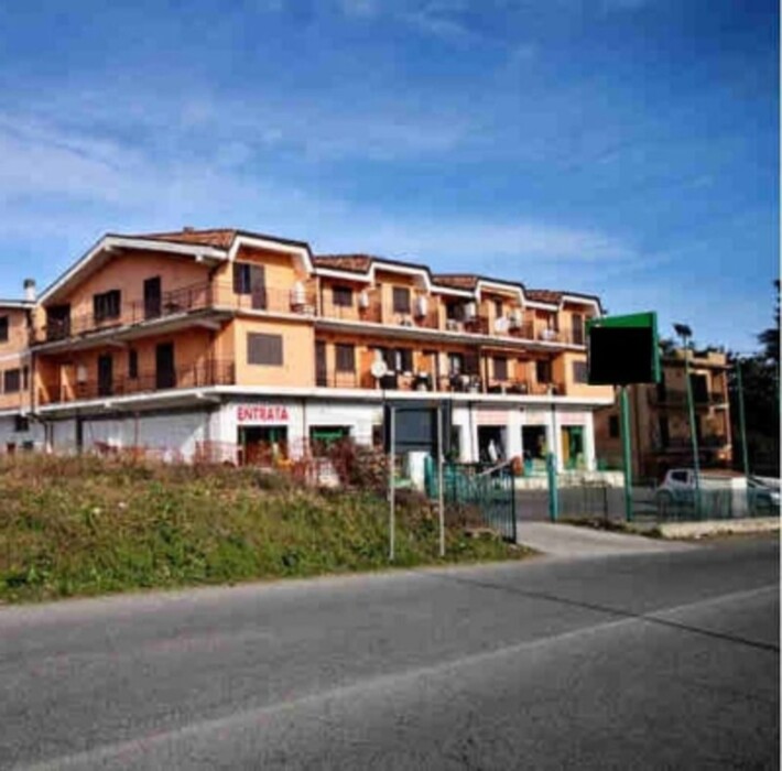 Immagine di GARAGE / POSTO AUTO VIA NAPOLI N. 175 – LARIANO