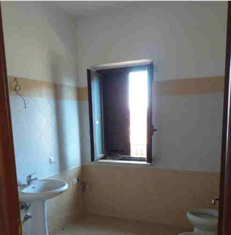 Immagine di GARAGE / POSTO AUTO VIA NAPOLI N. 175 – LARIANO