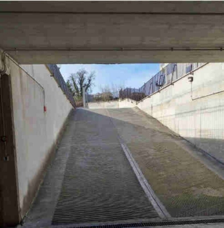 Immagine di GARAGE / POSTO AUTO VIA NAPOLI N. 175 – LARIANO