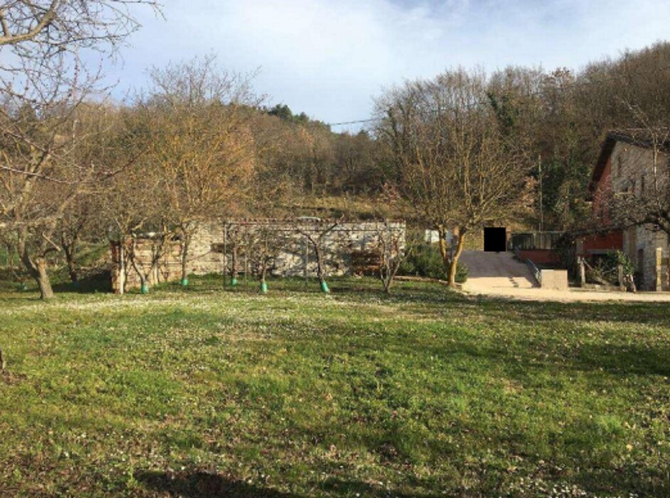 Immagine di NEGOZIO O LOCALE COMMERCIALE LOCALITA’ VALREA – PERGOLA