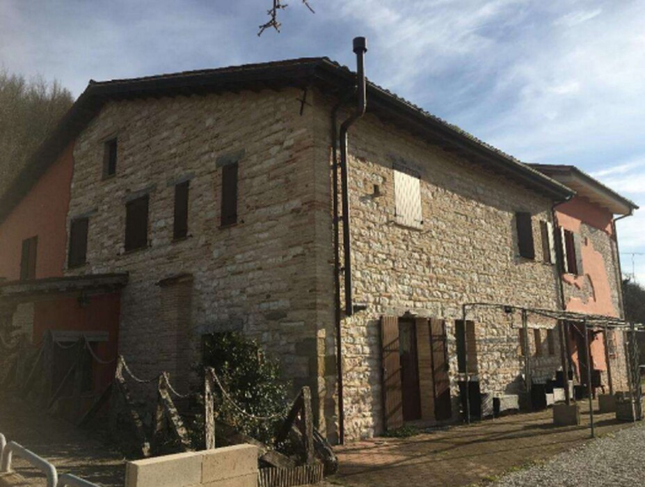 Immagine di NEGOZIO O LOCALE COMMERCIALE LOCALITA’ VALREA – PERGOLA