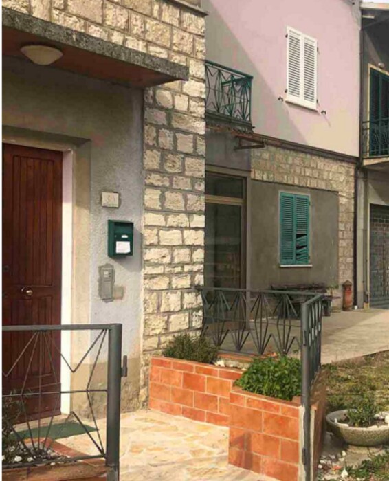 Immagine di NEGOZIO O LOCALE COMMERCIALE LOCALITÀ RIGUTINO OVEST N. 30 – AREZZO