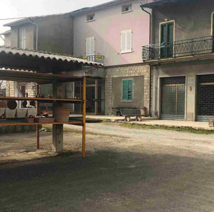 Immagine di NEGOZIO O LOCALE COMMERCIALE LOCALITÀ RIGUTINO OVEST N. 30 – AREZZO