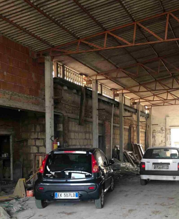 Immagine di NEGOZIO O LOCALE COMMERCIALE LOCALITÀ RIGUTINO OVEST N. 30 – AREZZO
