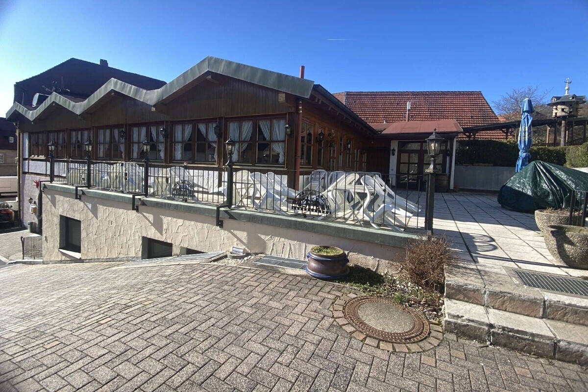 Parkplatz und Terrasse
