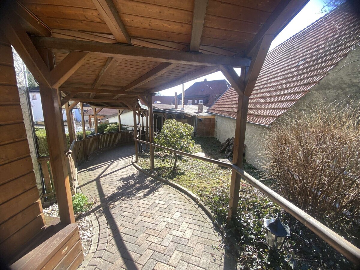 Überdachter Weg zum Gästehaus