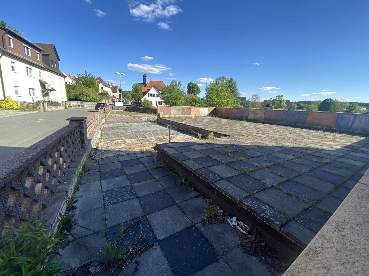 Park-/Außenfläche befestigt