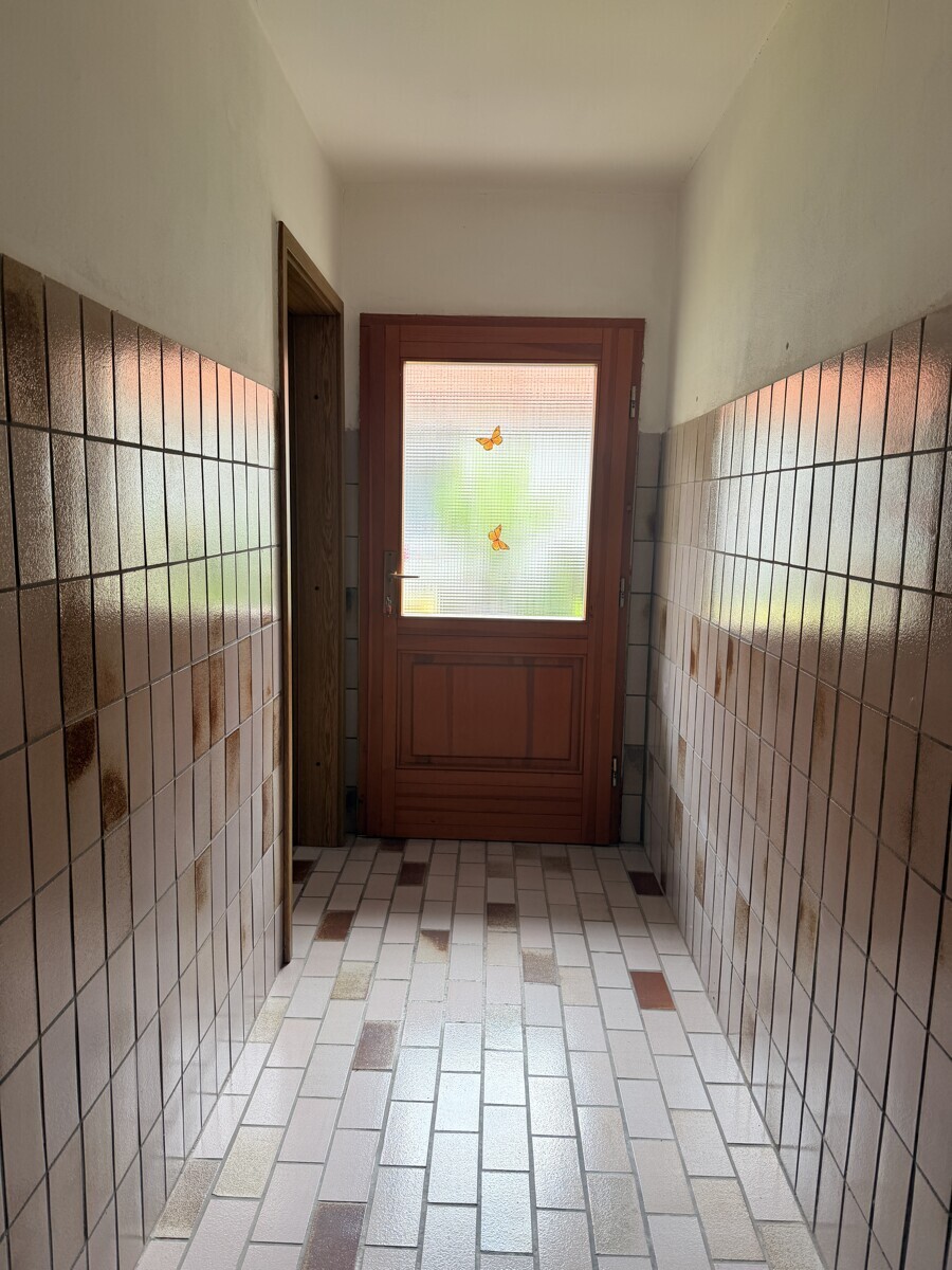 weiterer Zugang an Gebäuderückseite