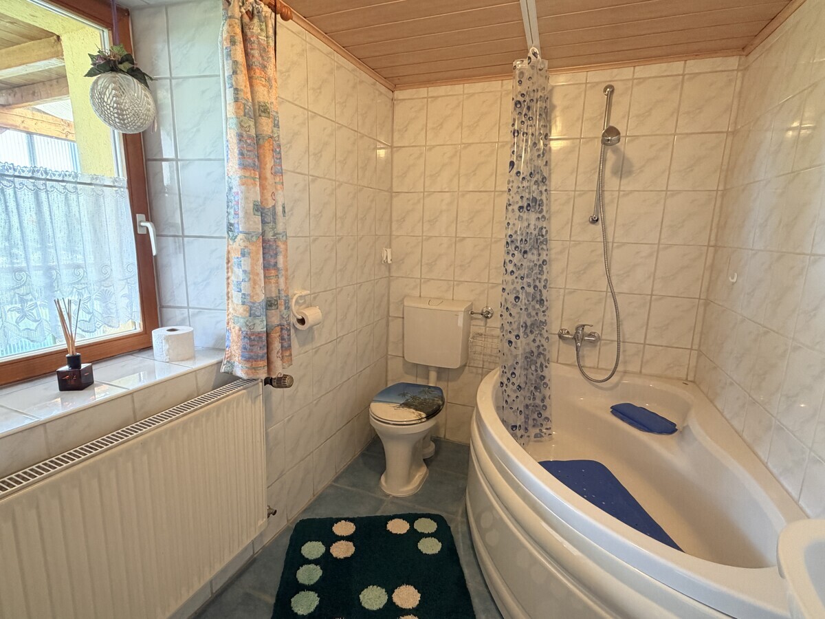 Bad mit Wanne im EG