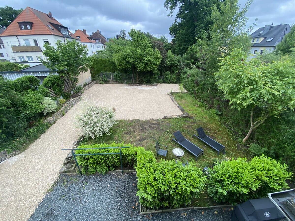 Parkfläche und Garten