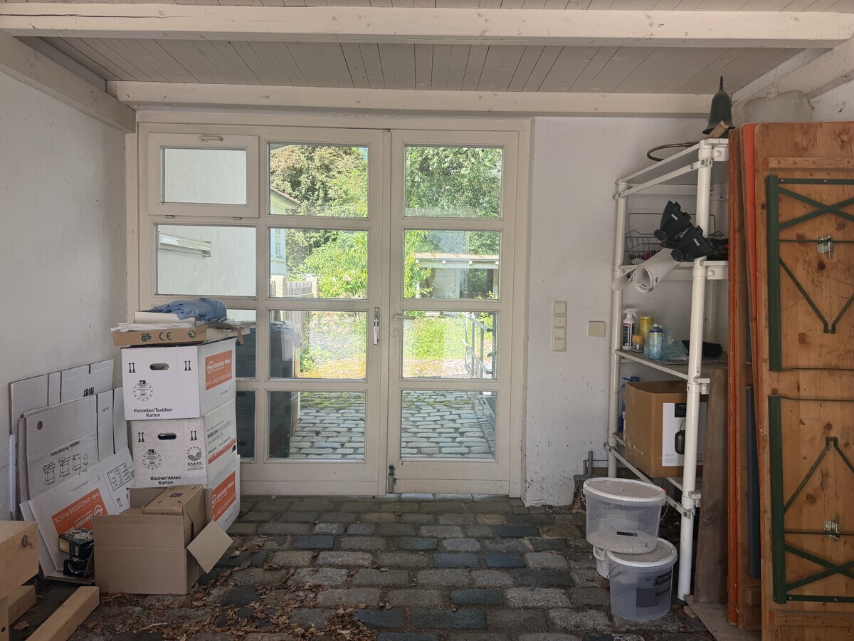 Garage mit Durchgang zum Garten
