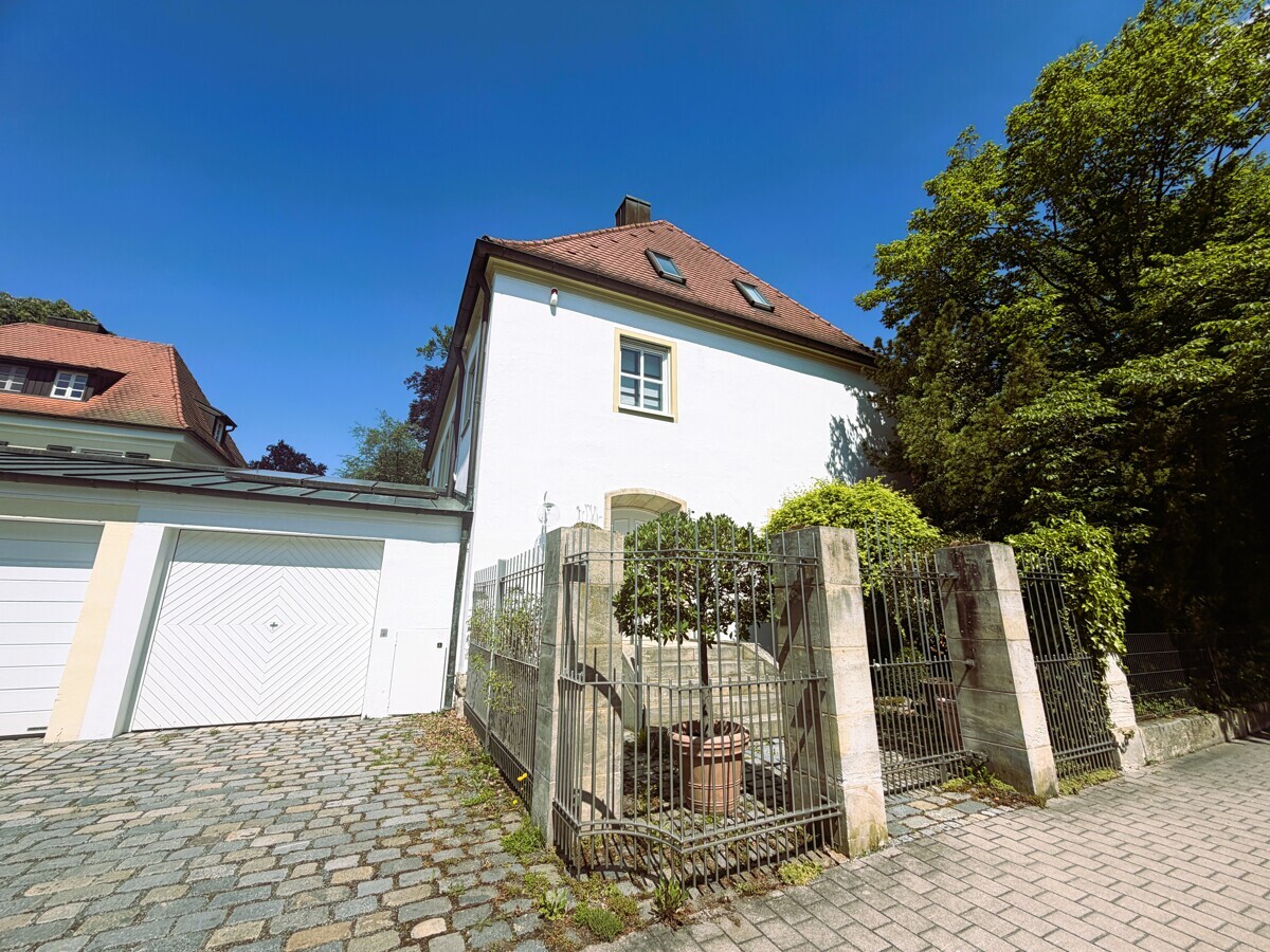 Ansicht Hauseingang und Garage