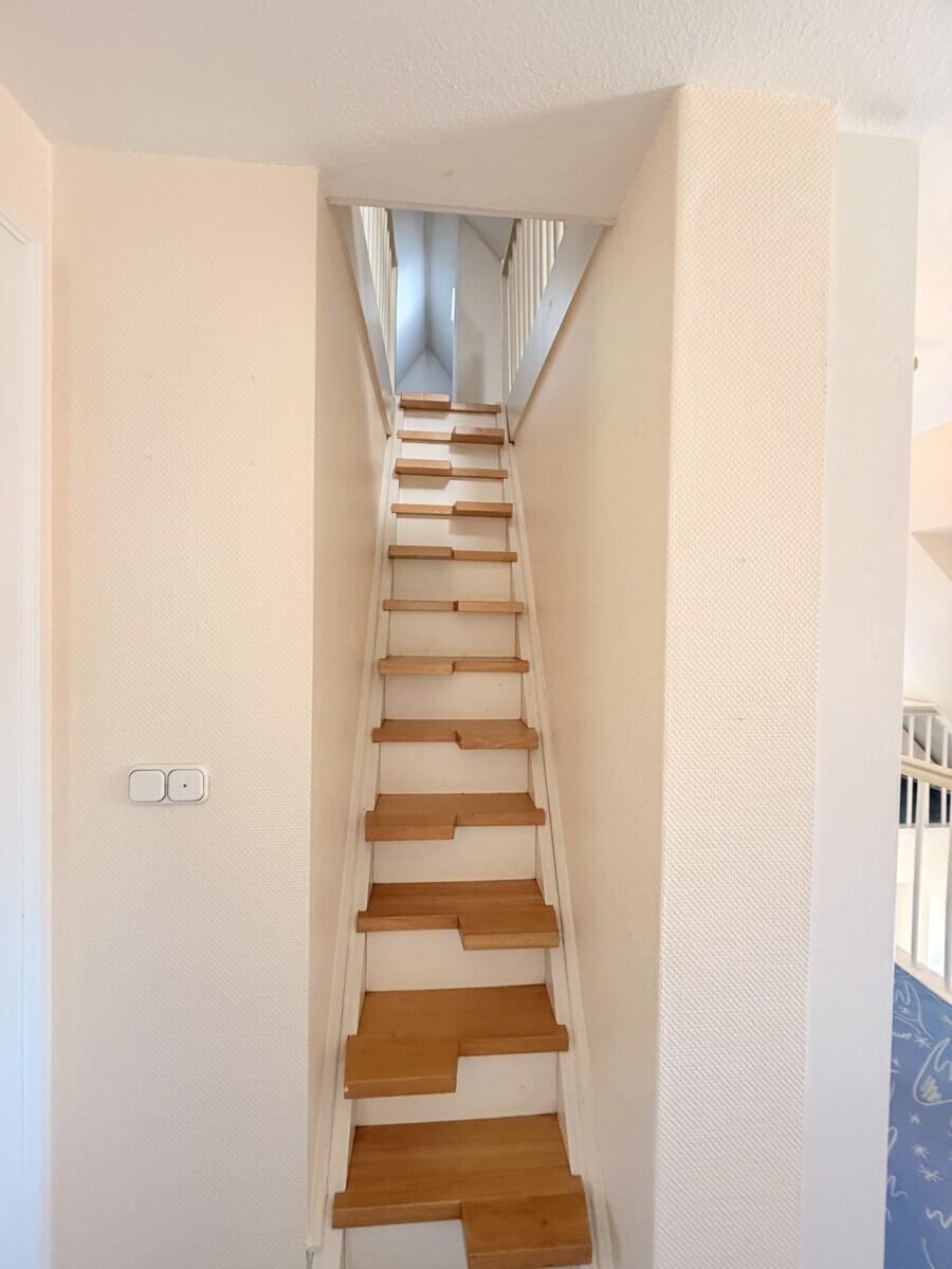 Treppenaufgang in den ausgebauten Spitzboden