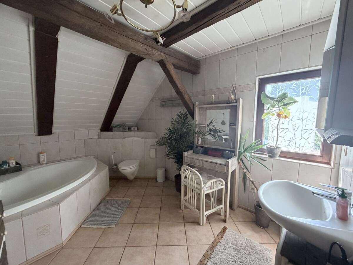 Bad mit Wanne DG