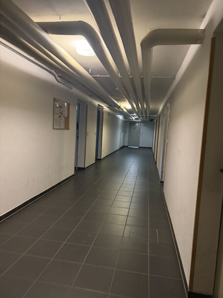 Zugang zu den Kellerräumen, Sauna und Schwimmb.