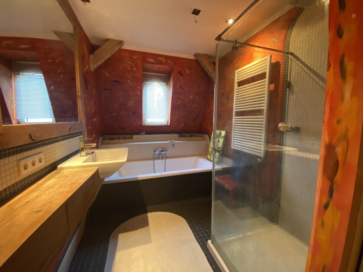 Bad mit Wanne und Dusche