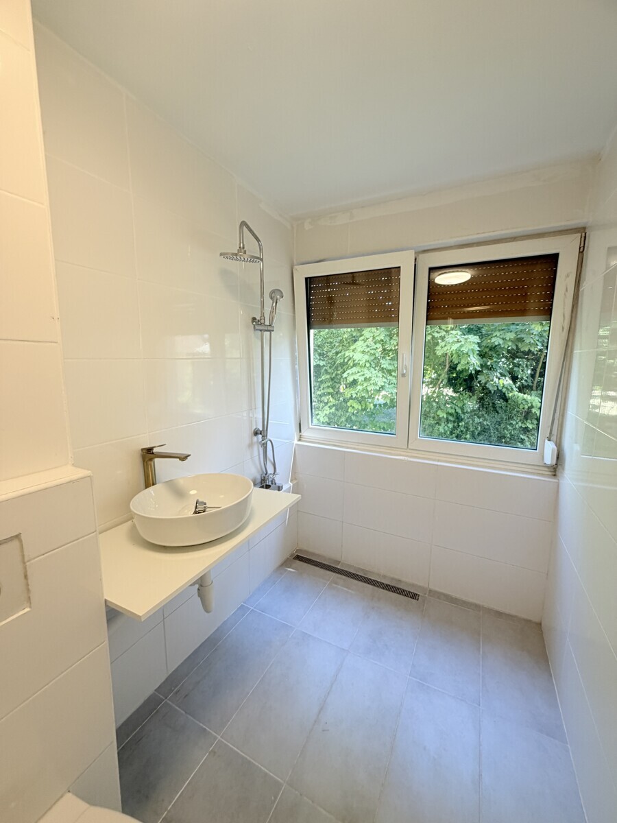 Badezimmer mit bodengleichem Duschbereich
