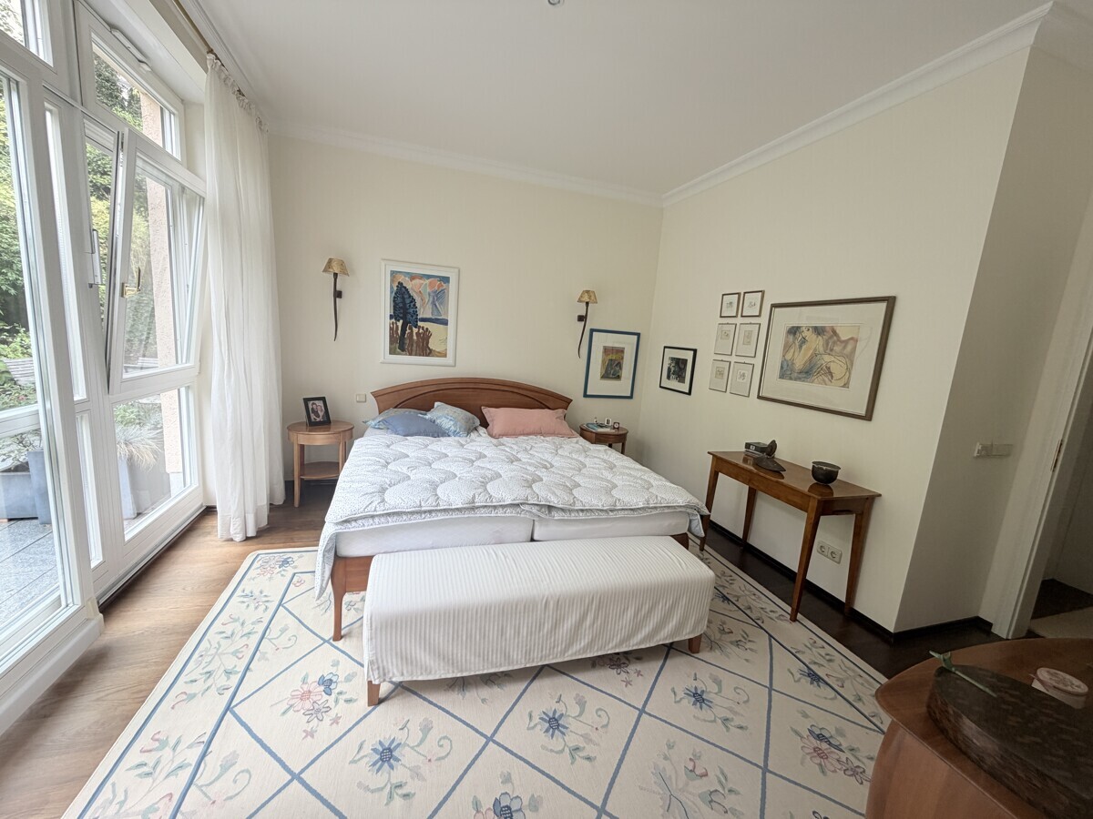 Schlafzimmer mit angrenzendem Ankleidezimmer