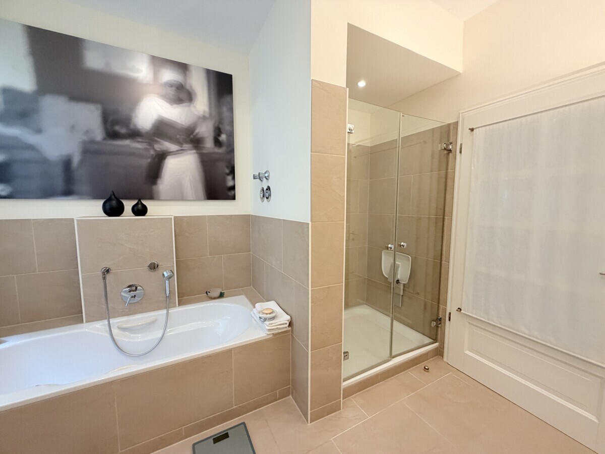 Bad mit Wanne und Dusche