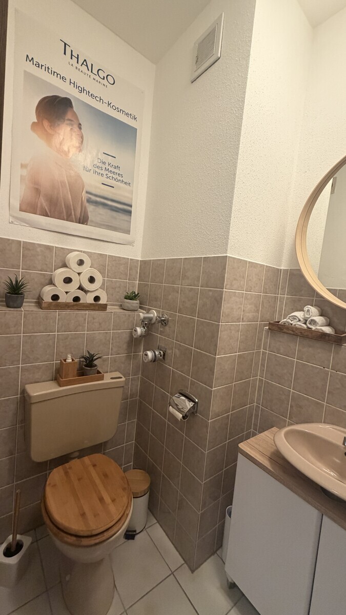 WC mit Waschbecken