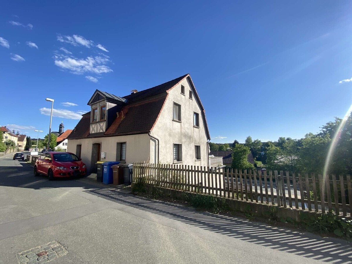 Gebäuderückansicht u. sep. Ein