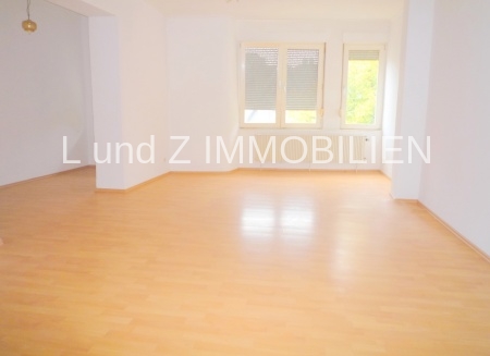 Willkommen in einer renovierten, hellen Wohnung mit etwa 102 qm und sonnigem Balkon. - Photo 2