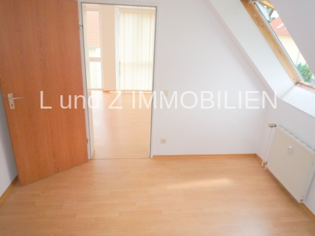 Charmante, helle 2-Zimmer-Dachgeschosswohnung mit praktischer Pantryküche - Photo 5