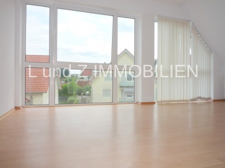 Charmante, helle 2-Zimmer-Dachgeschosswohnung mit praktischer Pantryküche - Photo 1