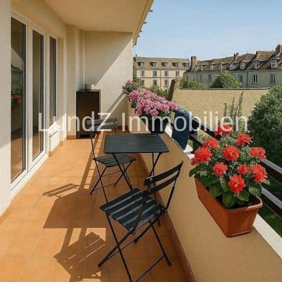 Balkon mit stühlen und Blumen