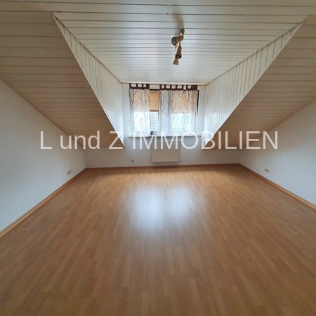 In zentraler Innenstadtlage befindet sich eine freundliche und helle 4-Zimmer-Wohnung mit Balkon. - Foto 2