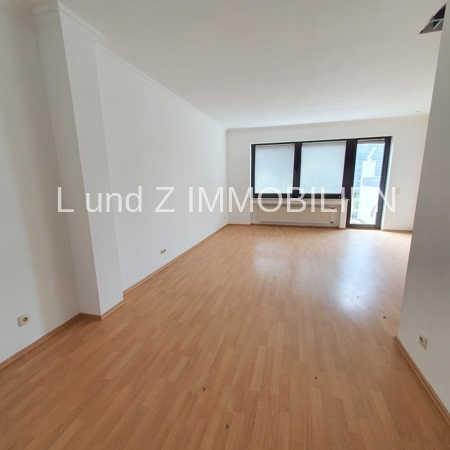 In zentraler Innenstadtlage befindet sich eine freundliche und helle 4-Zimmer-Wohnung mit Balkon. - Foto 1
