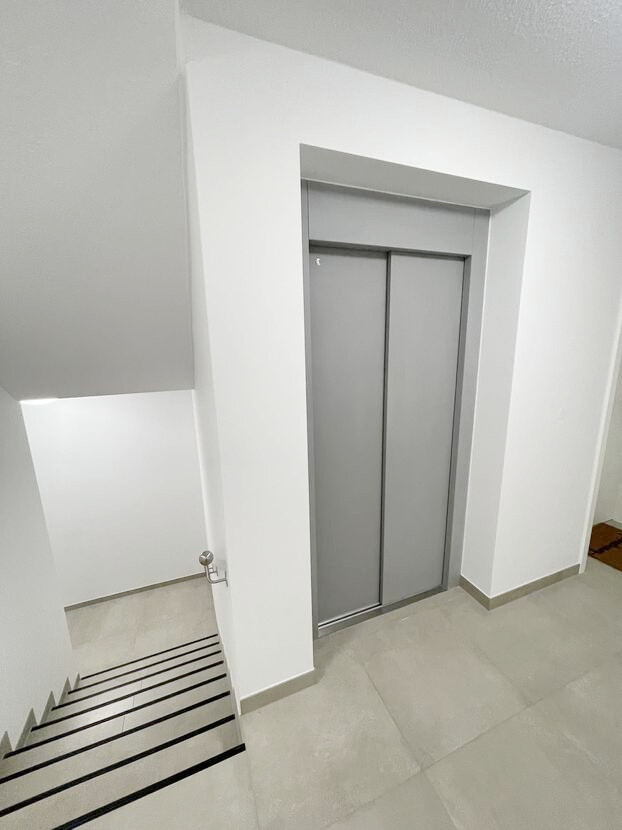 Treppenhaus mit Aufzug