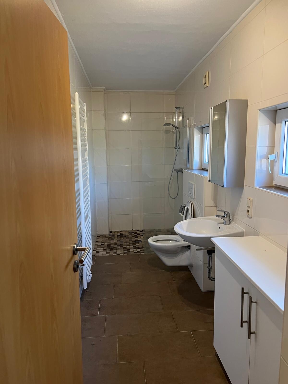 Einblick Wohnung mit angrenzender Werkstatt