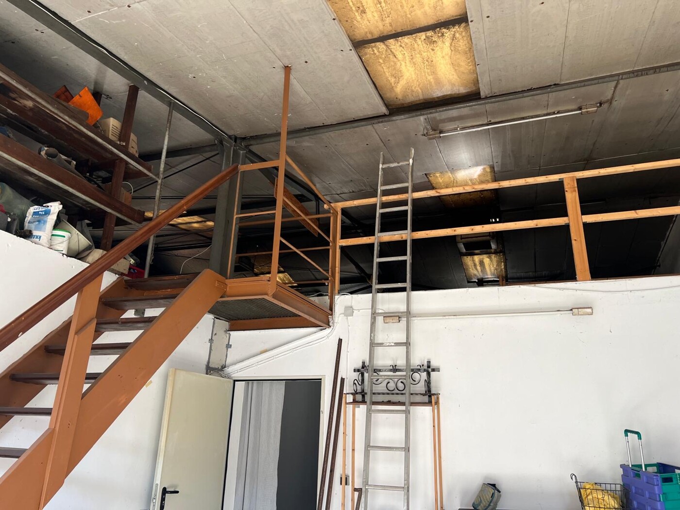 Einblick Wohnung mit angrenzender Werkstatt