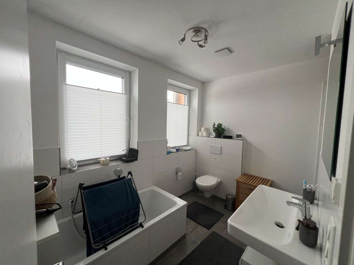 Bad mit Wanne und Dusche