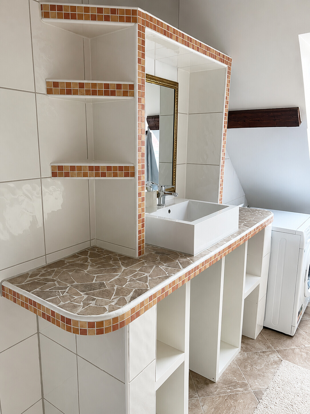Helles Bad mit Mosaikakzenten