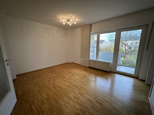 Wohnzimmer mit Balkon