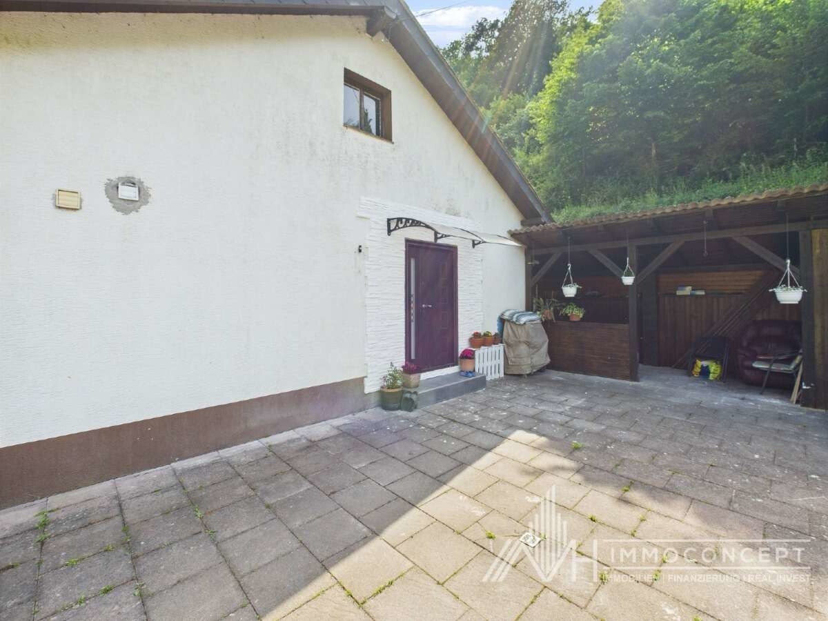 Terrasse und Eingang Altbau