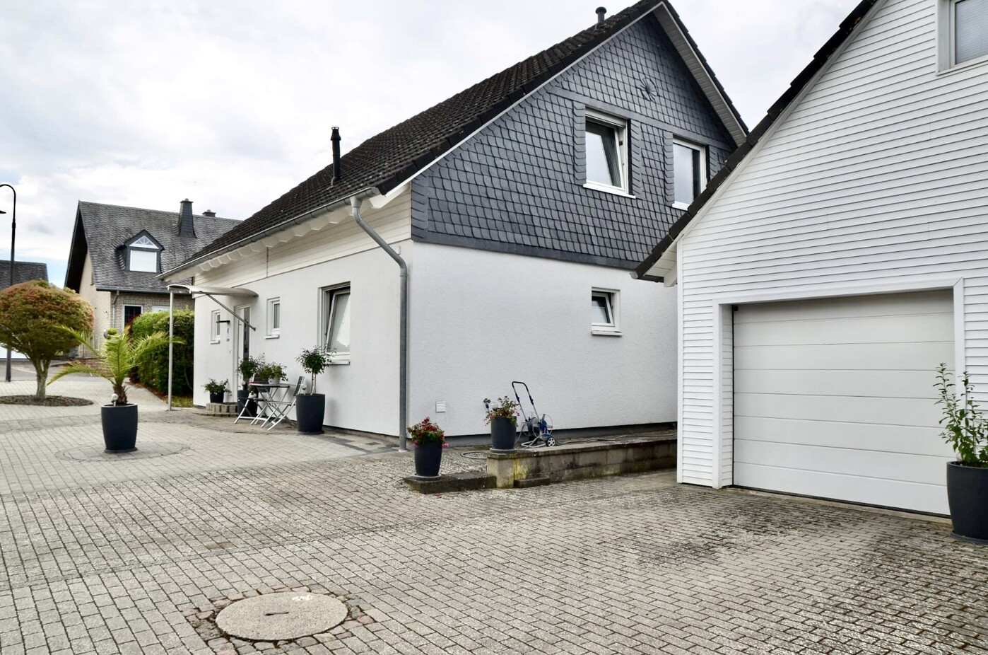 Einfahrt und Garage