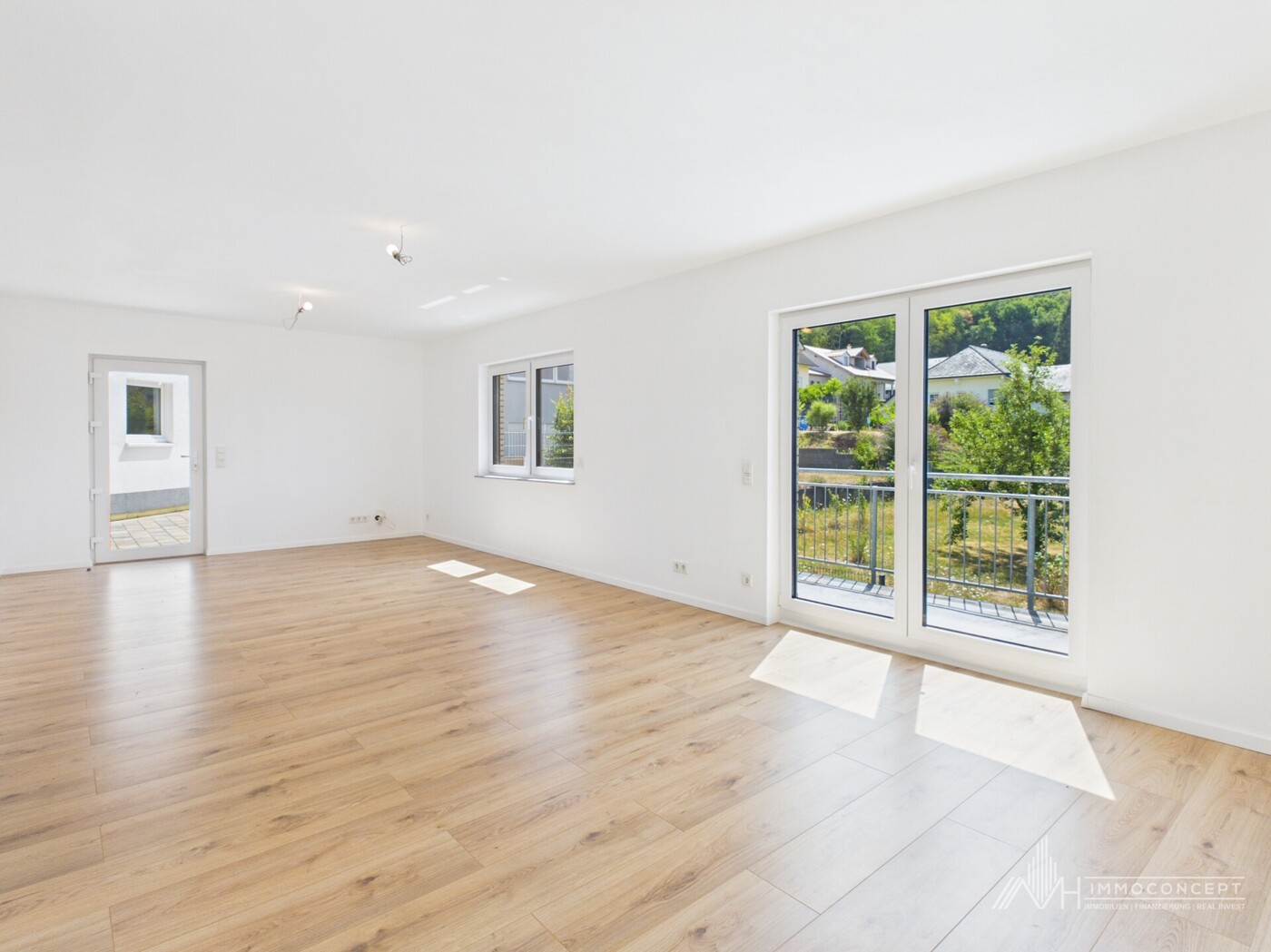 Wohnzimmer WE 1| Zugang Balkon& Terrasse