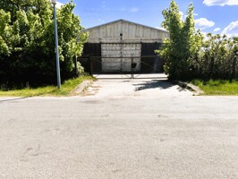 umzäunte Halle in Vipperow